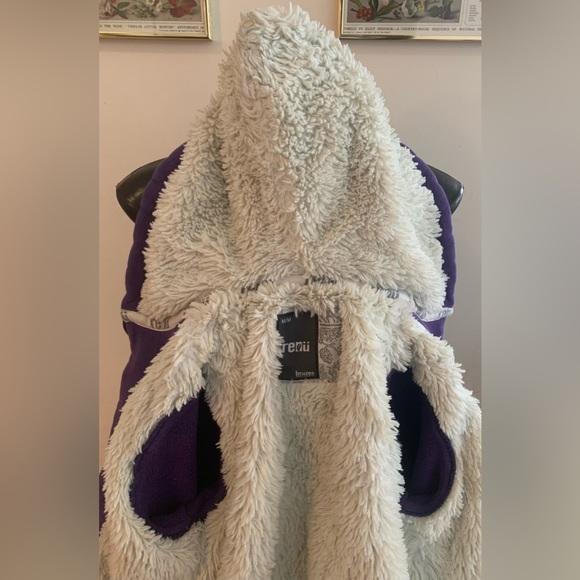 U of T Sweatshirt - Picture 5 of 6